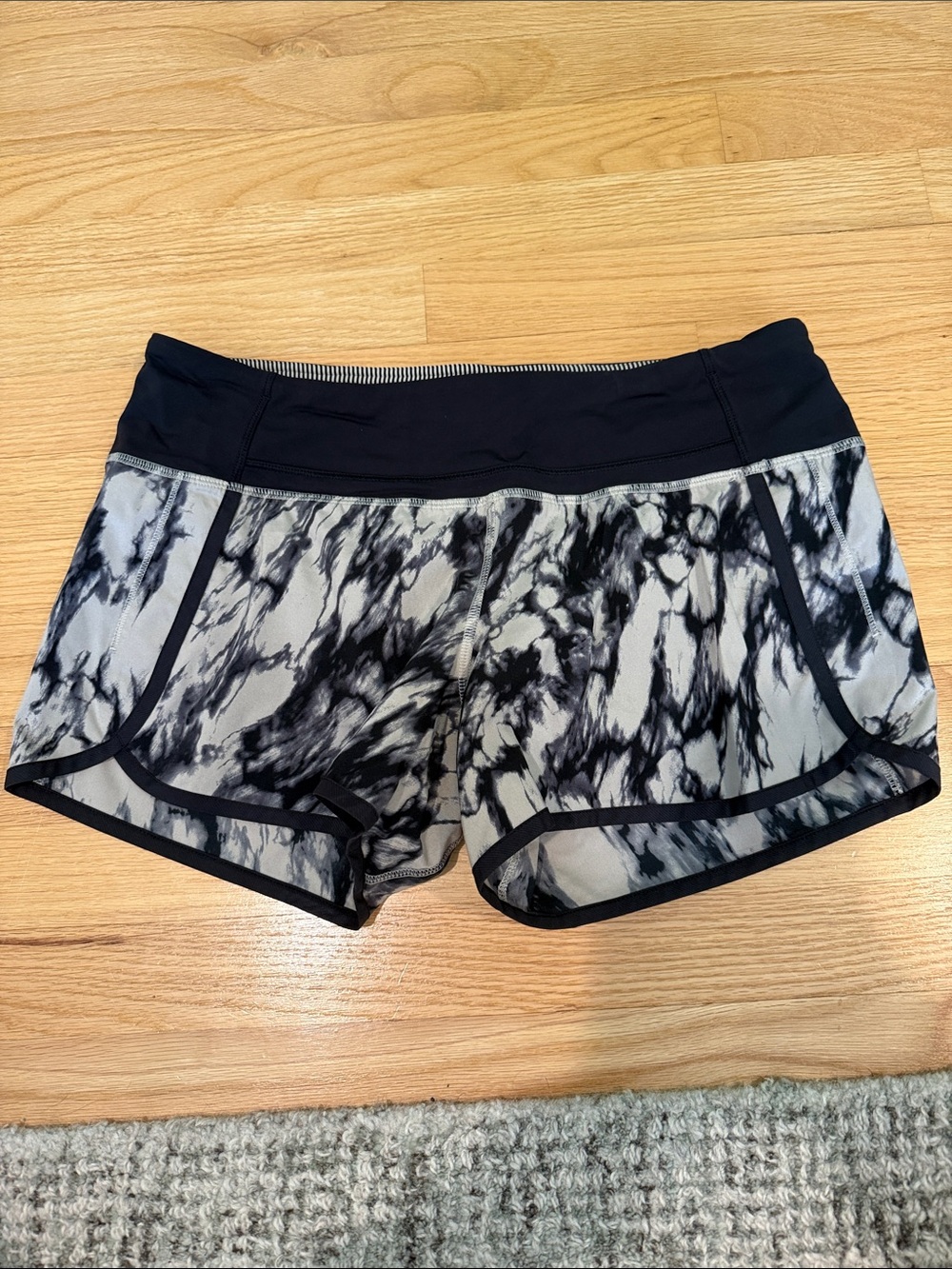 Lululemon Run: Speed Short *4-way Stretch Size 8 Black/Tan